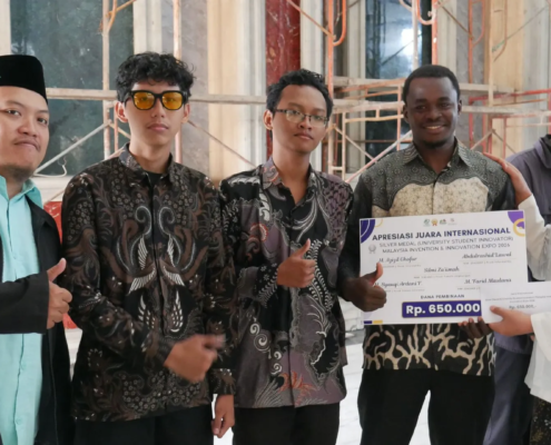 Momentum Mujahadah, UNUSIDA Beri Apresiasi bagi Dosen dan Mahasiswa Berprestasi 6 Penyerahan apresiasi untuk Mahasiswa dan Dosen Berprestasi saat Mujahadah Putaran 4 Tahun 2026 (Foto: Humas UNUSIDA)