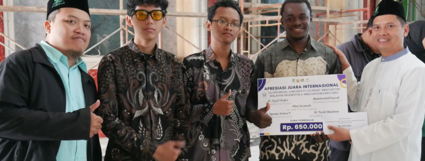 Penyerahan apresiasi untuk Mahasiswa dan Dosen Berprestasi saat Mujahadah Putaran 4 Tahun 2026 (Foto: Humas UNUSIDA)