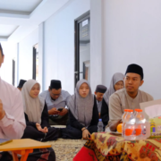 Peringati Maulid Nabi, UNUSIDA Tanamkan Rasa Cinta Rasul dan Semangat Membangun Kampus Penuh Berkah 2 Kepala UPT PIK, H. Arisy Kuswanto saat membuka Peringatan Maulid Nabi di UNUSIDA (Foto: Humas UNUSIDA)