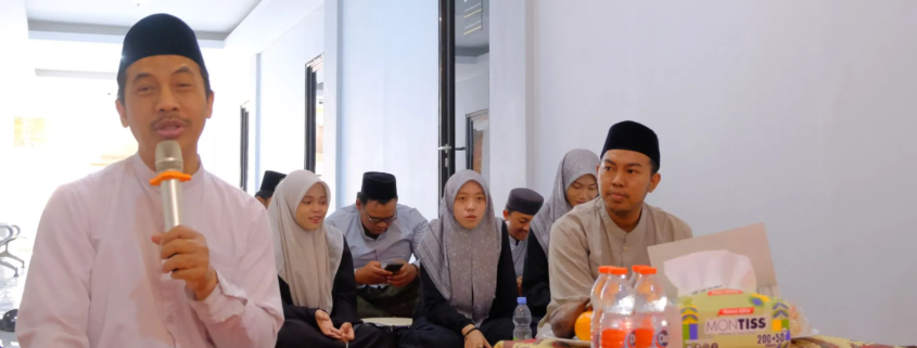 Peringati Maulid Nabi, UNUSIDA Tanamkan Rasa Cinta Rasul dan Semangat Membangun Kampus Penuh Berkah 2 Kepala UPT PIK, H. Arisy Kuswanto saat membuka Peringatan Maulid Nabi di UNUSIDA (Foto: Humas UNUSIDA)