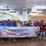Momen foto bersama seluruh mahasiswa FILKOM UNUSIDA saat kunjungan industri di OMADATA, Surabaya (Foto: Humas UNUSIDA)