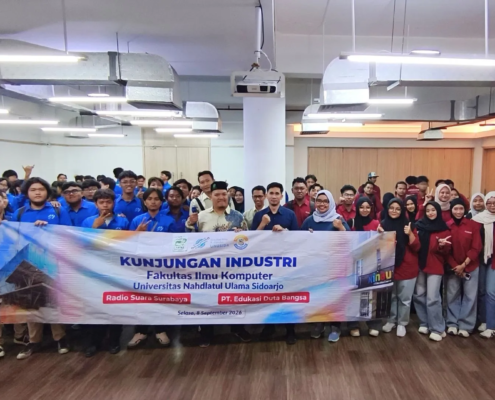 Momen foto bersama seluruh mahasiswa FILKOM UNUSIDA saat kunjungan industri di OMADATA, Surabaya (Foto: Humas UNUSIDA)