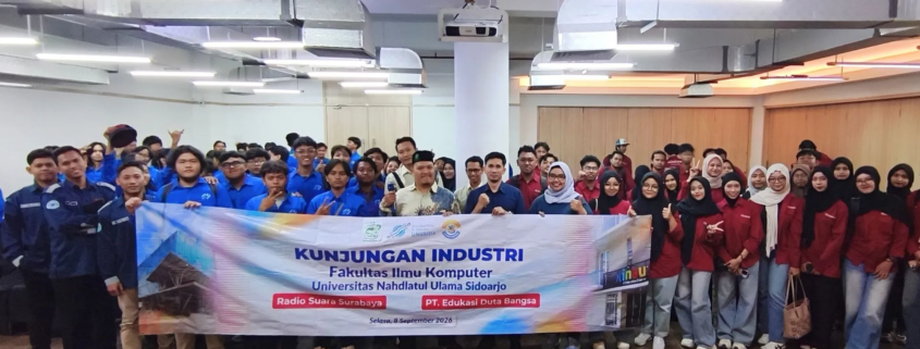 Momen foto bersama seluruh mahasiswa FILKOM UNUSIDA saat kunjungan industri di OMADATA, Surabaya (Foto: Humas UNUSIDA)