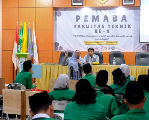 Dekan Fakultas Teknik UNUSIDA, Listin Fitrianah, S.P., M.Si., saat menyampaikan materi dalam PEMABA ke-10 (Foto: Humas UNUSIDA)
