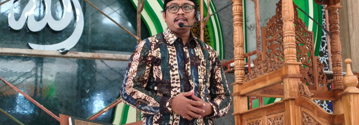 Kajian Aswaja, Dosen FAI UNUSIDA Dorong Pelestarian Sholawat Thobibiyah dan Budaya Sholat Jamaah 4 Dr. H. Rangga Sa’adilah, S.A.P., M.Pd.I. saat menyampaikan tausiah dalam kajian rutin setelah sholat Dhuhur tersebut bertempat di Masjid KH. M. Hasyim Asy’ari PCNU Sidoarjo. (Foto: Humas UNUSIDA)