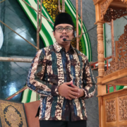 Dr. Rangga Sa’adillah Dr. H. Rangga Sa’adilah, S.A.P., M.Pd.I. saat menyampaikan tausiah dalam kajian rutin setelah sholat Dhuhur tersebut bertempat di Masjid KH. M. Hasyim Asy’ari PCNU Sidoarjo. (Foto: Humas UNUSIDA)