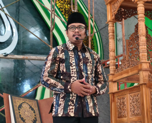 Kajian Aswaja, Dosen FAI UNUSIDA Dorong Pelestarian Sholawat Thobibiyah dan Budaya Sholat Jamaah 4 Dr. H. Rangga Sa’adilah, S.A.P., M.Pd.I. saat menyampaikan tausiah dalam kajian rutin setelah sholat Dhuhur tersebut bertempat di Masjid KH. M. Hasyim Asy’ari PCNU Sidoarjo. (Foto: Humas UNUSIDA)