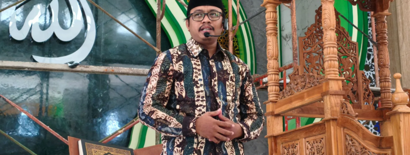 Kajian Aswaja, Dosen FAI UNUSIDA Dorong Pelestarian Sholawat Thobibiyah dan Budaya Sholat Jamaah 2 Dr. H. Rangga Sa’adilah, S.A.P., M.Pd.I. saat menyampaikan tausiah dalam kajian rutin setelah sholat Dhuhur tersebut bertempat di Masjid KH. M. Hasyim Asy’ari PCNU Sidoarjo. (Foto: Humas UNUSIDA)