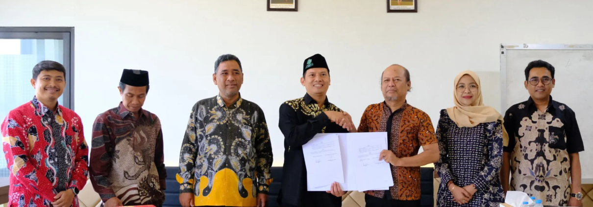 UNUSIDA Perkuat Pendidikan Demokrasi melalui Kerja Sama dengan Bawaslu Sidoarjo 2 Penandatanganan MoU oleh Plt. Rektor UNUSIDA, Dr. Hadi Ismanto, dan Ketua Bawaslu Kabupaten Sidoarjo, Agung Nugraha. (Foto: Humas UNUSIDA)