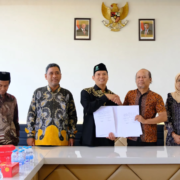 Kerja Sama Bawaslu dan UNUSIDA Penandatanganan MoU oleh Plt. Rektor UNUSIDA, Dr. Hadi Ismanto, dan Ketua Bawaslu Kabupaten Sidoarjo, Agung Nugraha. (Foto: Humas UNUSIDA)