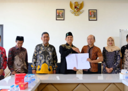 Penandatanganan MoU oleh Plt. Rektor UNUSIDA, Dr. Hadi Ismanto, dan Ketua Bawaslu Kabupaten Sidoarjo, Agung Nugraha. (Foto: Humas UNUSIDA)