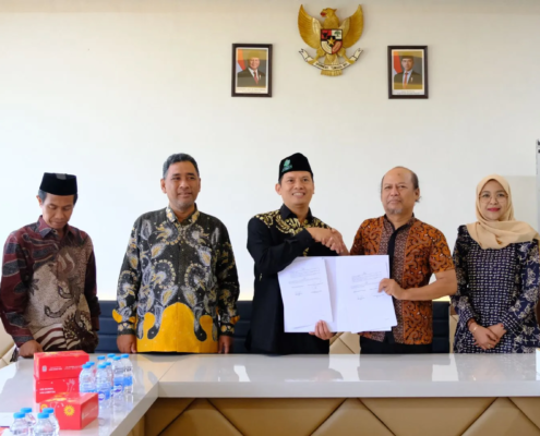 Penandatanganan MoU oleh Plt. Rektor UNUSIDA, Dr. Hadi Ismanto, dan Ketua Bawaslu Kabupaten Sidoarjo, Agung Nugraha. (Foto: Humas UNUSIDA)