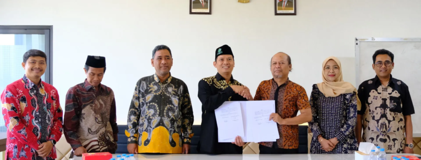 UNUSIDA Perkuat Pendidikan Demokrasi melalui Kerja Sama dengan Bawaslu Sidoarjo 1 Penandatanganan MoU oleh Plt. Rektor UNUSIDA, Dr. Hadi Ismanto, dan Ketua Bawaslu Kabupaten Sidoarjo, Agung Nugraha. (Foto: Humas UNUSIDA)