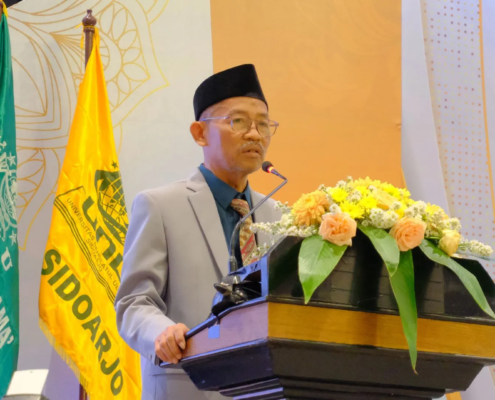 KH Zainal Abidin: Sarjana UNUSIDA Harus Bawa Ilmu dan Iman ke Tengah Masyarakat 6 Ketua PCNU Sidoarjo, KH Zainal Abidin saat menyampaikan sambutan dalam Wisuda ke-10 UNUSIDA (Foto: Humas UNUSIDA)