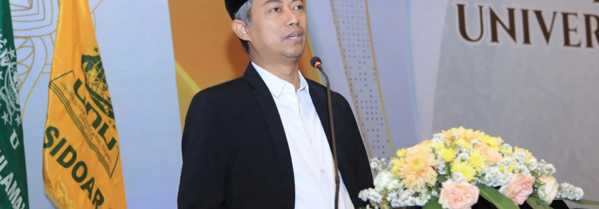 Wisuda ke-10 UNUSIDA, Sekretaris LPT-PBNU Tekankan Karakter, Lifelong Learning, dan Daya Saing Lulusan 3 Sekretaris LPT-PBNU, Dr. rer. pol. Muhammad Faishal Aminuddin, S.S., M.Si. saat menyampaikan Orasi Ilmiah dalam Wisuda ke-10 UNUSIDA. (Foto: Humas UNUSIDA)