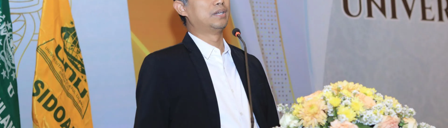 Home v10: Magazine 27 Sekretaris LPT-PBNU, Dr. rer. pol. Muhammad Faishal Aminuddin, S.S., M.Si. saat menyampaikan Orasi Ilmiah dalam Wisuda ke-10 UNUSIDA. (Foto: Humas UNUSIDA)