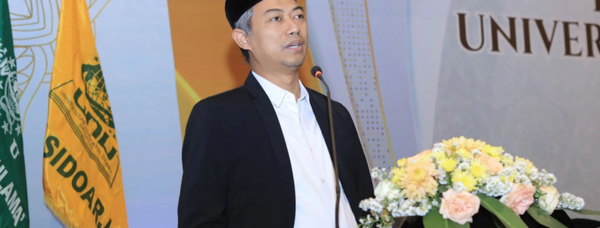 Wisuda ke-10 UNUSIDA, Sekretaris LPT-PBNU Tekankan Karakter, Lifelong Learning, dan Daya Saing Lulusan 1 Sekretaris LPT-PBNU, Dr. rer. pol. Muhammad Faishal Aminuddin, S.S., M.Si. saat menyampaikan Orasi Ilmiah dalam Wisuda ke-10 UNUSIDA. (Foto: Humas UNUSIDA)
