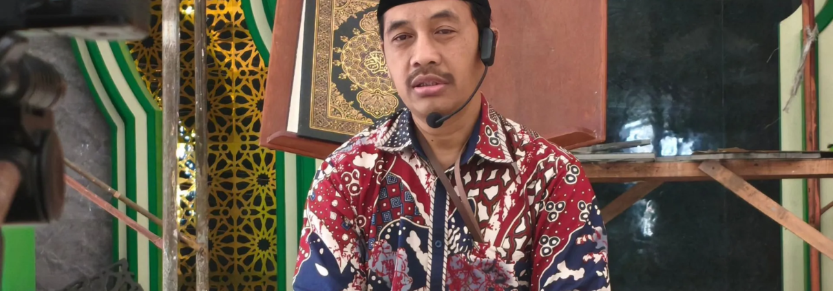 Ngaji Rutin Kitab Nashoihul Ibad: Koreksi Diri dalam Ibadah dan Belajar Menumbuhkan Rasa Syukur 2 Kepala UPT PIK UNUSIDA, Gus Arisy Kuswanto saat Ngaji Rutin Kitab Nashoihul Ibad. (Foto: Humas UNUSIDA)