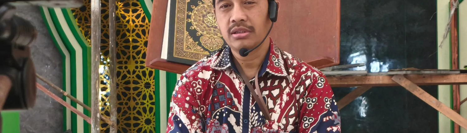 Home v10: Magazine 26 Kepala UPT PIK UNUSIDA, Gus Arisy Kuswanto saat Ngaji Rutin Kitab Nashoihul Ibad. (Foto: Humas UNUSIDA)