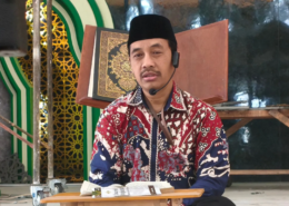 Kepala UPT PIK UNUSIDA, Gus Arisy Kuswanto saat Ngaji Rutin Kitab Nashoihul Ibad. (Foto: Humas UNUSIDA)