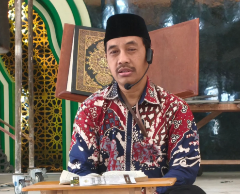 Kepala UPT PIK UNUSIDA, Gus Arisy Kuswanto saat Ngaji Rutin Kitab Nashoihul Ibad. (Foto: Humas UNUSIDA)