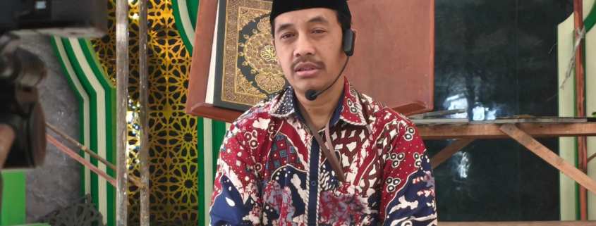 Kepala UPT PIK UNUSIDA, Gus Arisy Kuswanto saat Ngaji Rutin Kitab Nashoihul Ibad. (Foto: Humas UNUSIDA)