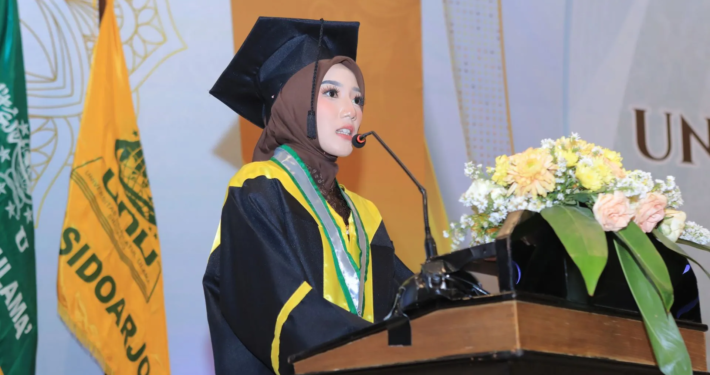 Siti Fatimah, Wisudawan Terbaik UNUSIDA: Gelar Sarjana Jadi Pengingat untuk Terus Bermanfaat 1 Siti Fatimah Wisudawan terbaik dalam Wisuda ke-10 UNUSIDA (Foto:Humas UNUSIDA)