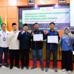 Perkuat Semangat Berkhidmah, SDM UNUSIDA Beri Apresiasi Tenaga Operasional dan Tenaga Kependidikan Terbaik 6 Lembaga SDM UNUSIDA memberikan apresiasi kepada Staff UNUSIDA TV, Mujianto, S.Kom., sebagai Tenaga Kependidikan Terbaik dan Akhmad Maulana Didayat sebagai Tenaga Operasional Terbaik. (Foto: Humas UNUSIDA)