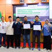 Apresiasi SDM UNUSIDA Lembaga SDM UNUSIDA memberikan apresiasi kepada Staff UNUSIDA TV, Mujianto, S.Kom., sebagai Tenaga Kependidikan Terbaik dan Akhmad Maulana Didayat sebagai Tenaga Operasional Terbaik. (Foto: Humas UNUSIDA)