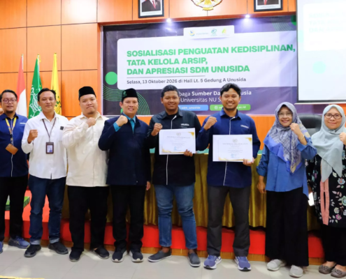 Lembaga SDM UNUSIDA memberikan apresiasi kepada Staff UNUSIDA TV, Mujianto, S.Kom., sebagai Tenaga Kependidikan Terbaik dan Akhmad Maulana Didayat sebagai Tenaga Operasional Terbaik. (Foto: Humas UNUSIDA)