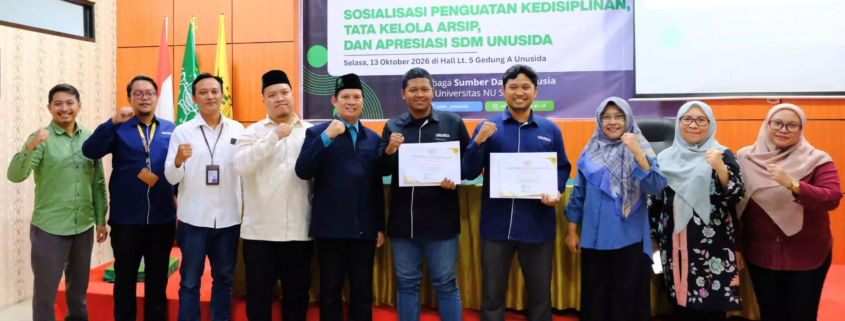 Perkuat Semangat Berkhidmah, SDM UNUSIDA Beri Apresiasi Tenaga Operasional dan Tenaga Kependidikan Terbaik 1 Lembaga SDM UNUSIDA memberikan apresiasi kepada Staff UNUSIDA TV, Mujianto, S.Kom., sebagai Tenaga Kependidikan Terbaik dan Akhmad Maulana Didayat sebagai Tenaga Operasional Terbaik. (Foto: Humas UNUSIDA)