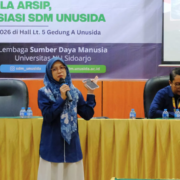 Nuzula Firdausi, S.Pd., Staf Tata Usaha Fakultas Agama Islam (FAI) UNUSIDA, dalam kegiatan Sosialisasi Penguatan Kedisiplinan, Tata Kelola Arsip, dan Apresiasi SDM UNUSIDA di Hall Lantai 5 Gedung A, Kampus UNUSIDA, Selasa (13/10/2026). (Foto: Humas UNUSIDA)