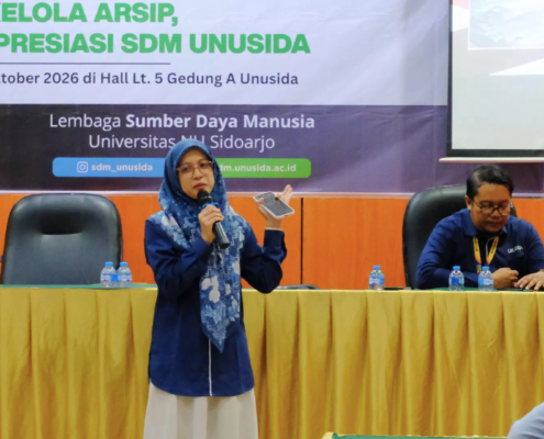 Nuzula Firdausi, S.Pd., Staf Tata Usaha Fakultas Agama Islam (FAI) UNUSIDA, dalam kegiatan Sosialisasi Penguatan Kedisiplinan, Tata Kelola Arsip, dan Apresiasi SDM UNUSIDA di Hall Lantai 5 Gedung A, Kampus UNUSIDA, Selasa (13/10/2026). (Foto: Humas UNUSIDA)