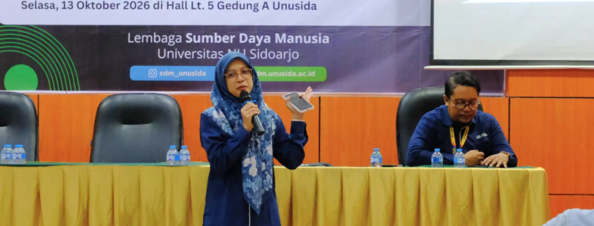 Staf Tata Usaha FAI UNUSIDA Bagikan Praktik Tata Kelola Arsip Modern, Perkuat Kompetensi Tenaga Kependidikan 1 Nuzula Firdausi, S.Pd., Staf Tata Usaha Fakultas Agama Islam (FAI) UNUSIDA, dalam kegiatan Sosialisasi Penguatan Kedisiplinan, Tata Kelola Arsip, dan Apresiasi SDM UNUSIDA di Hall Lantai 5 Gedung A, Kampus UNUSIDA, Selasa (13/10/2026). (Foto: Humas UNUSIDA)