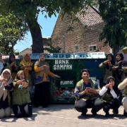 Seluruh Tim PPK Ormawa Hima PBI UNUSIDA hibah fasilitas bank sampah kepada SDN Kedungpandan 1, Jabon. (Foto: Humas UNUSIDA)