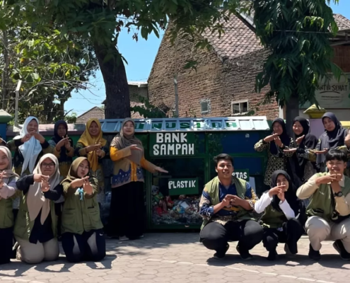 Seluruh Tim PPK Ormawa Hima PBI UNUSIDA hibah fasilitas bank sampah kepada SDN Kedungpandan 1, Jabon. (Foto: Humas UNUSIDA)
