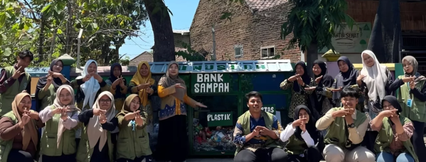 Dukung Pengelolaan Sampah Berkelanjutan, PPK Ormawa HIMA PBI UNUSIDA Hibahkan Fasilitas Bank Sampah ke SDN Kedungpandan 2 Seluruh Tim PPK Ormawa Hima PBI UNUSIDA hibah fasilitas bank sampah kepada SDN Kedungpandan 1, Jabon. (Foto: Humas UNUSIDA)
