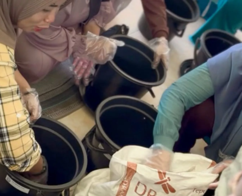 Tim PPK Ormawa HIMA PBI UNUSIDA menggelar sosialisasi pengolahan sampah organik menjadi pupuk kompos bersama ibu-ibu Pemberdayaan dan Kesejahteraan Keluarga (PKK) di Balai Desa Kedungpandan. (Foto: Humas UNUSIDA)