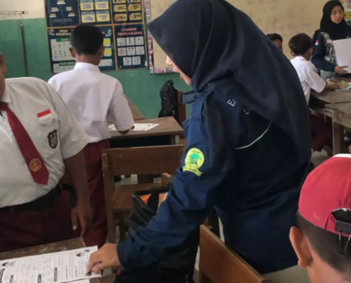 Tim PPK Ormawa HIMA PBI UNUSIDA Gelar pembelajaran Bahasa Inggris secara rutin setiap hari Senin di SDN Kedungpandan 1. (Foto: Humas UNUSIDA)