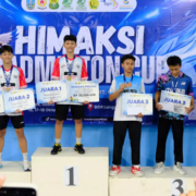 Himaksi Badminto Cup 2026 Sekretaris Prodi Akuntansi UNUSIDA Achmad Wicaksono, S.Ak., M.Ak., saat memberikan hadiah bagi pemenang Himaksi Badminton Cup 2026. (Foto: Humas UNUSIDA)