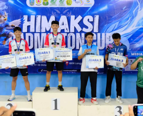 HIMA Akuntansi UNUSIDA Sukses Gelar Badminton Cup 2026, Jadi Wadah Kompetisi Sehat Pelajar se-Jawa Timur 5 Sekretaris Prodi Akuntansi UNUSIDA Achmad Wicaksono, S.Ak., M.Ak., saat memberikan hadiah bagi pemenang Himaksi Badminton Cup 2026. (Foto: Humas UNUSIDA)