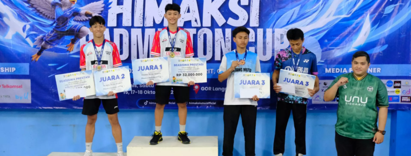 Sekretaris Prodi Akuntansi UNUSIDA Achmad Wicaksono, S.Ak., M.Ak., saat memberikan hadiah bagi pemenang Himaksi Badminton Cup 2026. (Foto: Humas UNUSIDA)