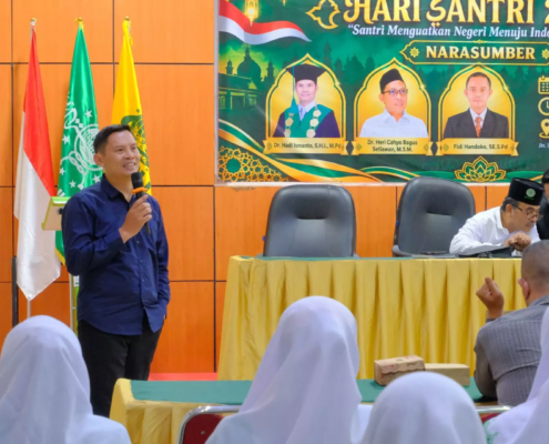 Plt. Rektor UNUSIDA Dorong Santri Jadi Kreator dan Wirausahawan Digital 2 Plt Rektor UNUSIDA, Dr. Hadi Ismanto saat menjadi keynote speaker dalam Seminar Spesial Hari Santri 2026 oleh HIPSI Sidoarjo. (Foto: Humas UNUSIDA)