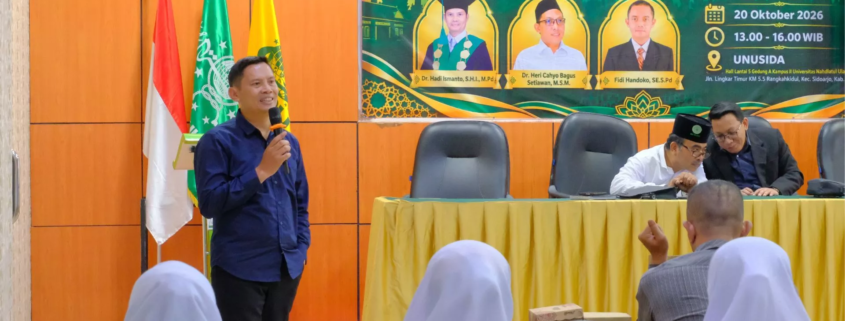 Plt. Rektor UNUSIDA Dorong Santri Jadi Kreator dan Wirausahawan Digital 1 Plt Rektor UNUSIDA, Dr. Hadi Ismanto saat menjadi keynote speaker dalam Seminar Spesial Hari Santri 2026 oleh HIPSI Sidoarjo. (Foto: Humas UNUSIDA)