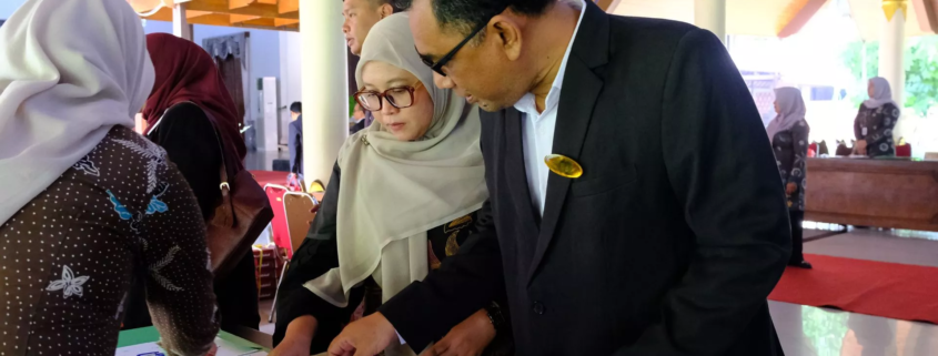 Dosen UNUSIDA Dikukuhkan sebagai Pengurus Forum TJSLP Sidoarjo, Siap Dukung Pembangunan Daerah 1 Dr. H. Ali Masykuri, S.Pd., M.Pd.I., dosen Program Studi PIAUD, sebagai Pengurus Harian Bidang Pendidikan, Olahraga, dan Kebudayaan dan Listin Fitrianah, S.P., M.Si., dosen Program Studi Teknik Lingkungan, turut dipercaya menjadi bagian dari kepengurusan Forum TJSLP Kabupaten Sidoarjo. (Foto: Humas UNUSIDA)